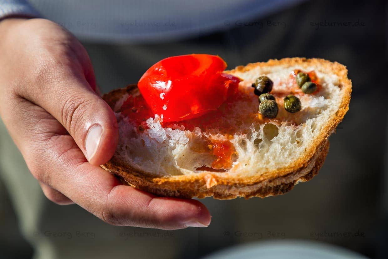 Brot, Tomaten, Kapern und maltesisches Meersalz sind zusammen eine herzhafte Brotzeit / © Foto: Georg Berg