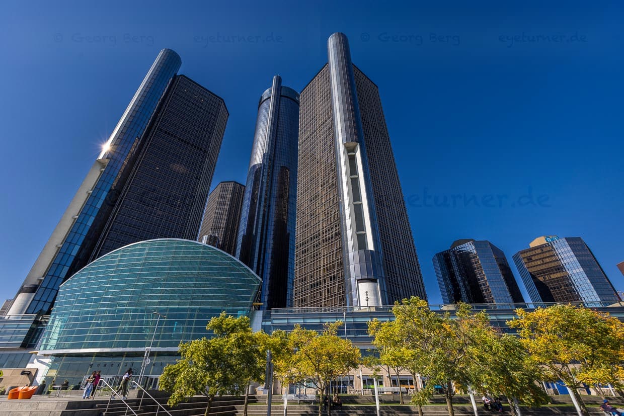 Renaissance Center, auch kurz „RenCen“ genannt, ist mit 221 Metern das höchste Gebäude in Detroit. Sitz der Weltkonzernzentrale von General Motors. Der Komplex aus fünf Türmen steht direkt am Detroit River und ermöglicht eine Aussicht auf Windsor (Ontario), die gegenüberliegende südlichste Stadt Kanadas / © Foto: Georg Berg