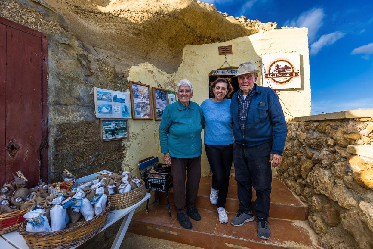 Rose und Mario Cini mit ihrer Tochter Josephine Xuereb. Ihre Familie betreibt in fünfter Generation Salzpfannen auf Gozo in der Bucht von Xwejni / © Foto: Georg Berg