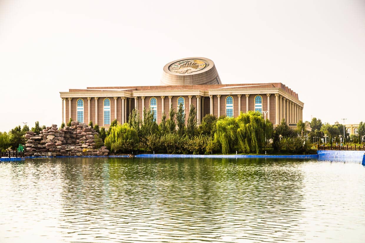 Das tadschikische Nationalmuseum liegt in Duschanbe an einem künstlich angelegten See / © Foto: Georg Berg