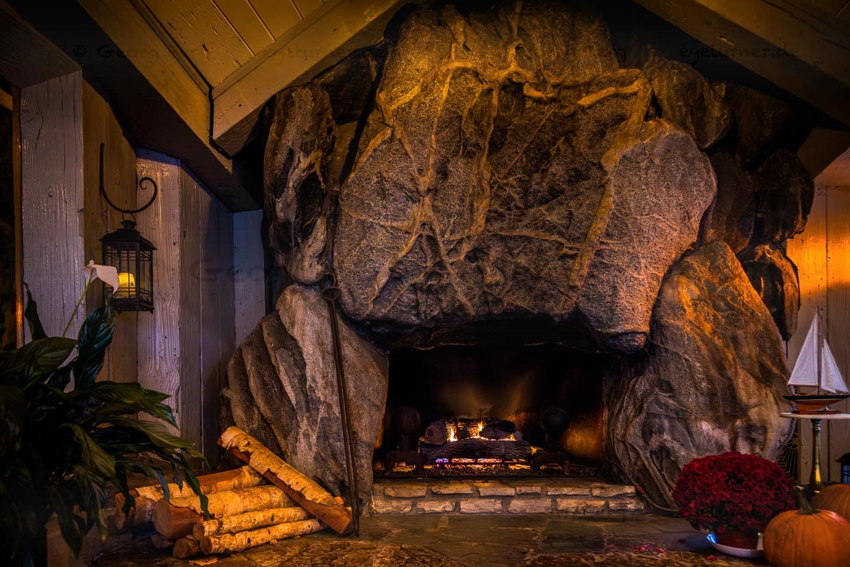 Großer Kamin im Weathervane Terrace Inn & Suites. Earl A. Young versteckte den großen Stein fast 30 Jahre lang in den Wäldern, bevor er ihn für den Kamin verwendete. Man sagt, der Hauptstein ähnelt einer Landkarte von Lower Michigan, mit den Adern, die die wichtigsten Highways markieren / © Foto: Georg Berg