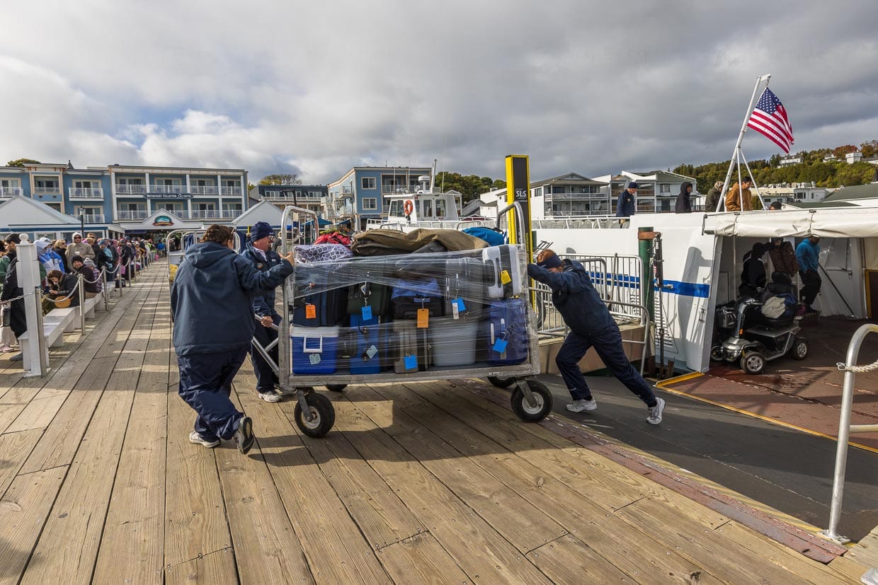 Shepler’s Ferry Dock. Ankunft einer Fähre im Hafen von Mackinac Island. Die Autos bleiben auf dem Festland. Das Gepäck wird direkt in die Unterkünfte der Gäste gebracht / © Foto: Georg Berg