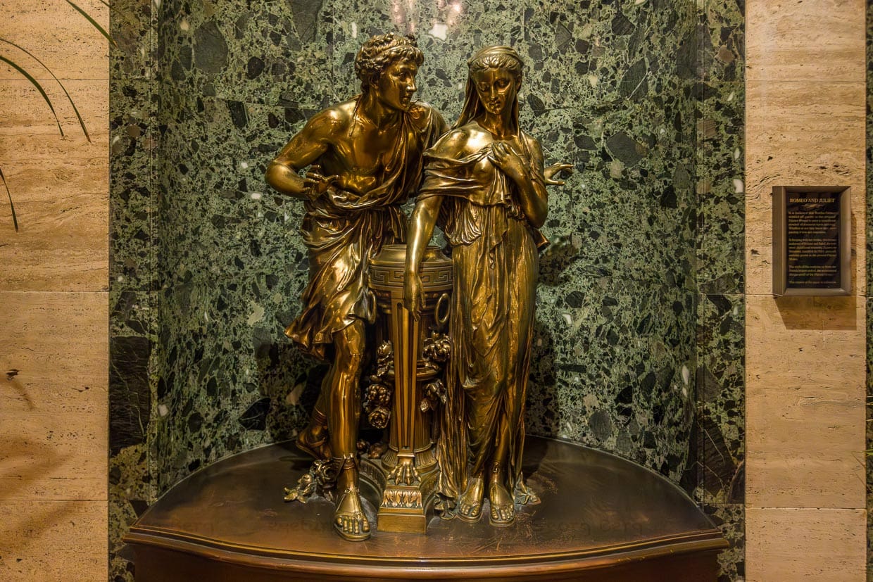 Statue im Palmer House Hotel Chicago. Bertha Palmer wird im Hotel bis heute für ihre Erfindung des Brownie (1893) geschätzt. Dabei war sie Geschäftsfrau, Mäzenin und Frauenrechtlerin / © Foto: Georg Berg