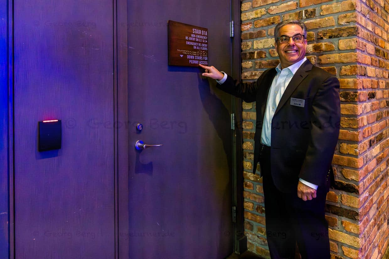 Manager Michael Weinberg zeigt im Radisson Blu Aqua den Zugang zum Chicago Pedway. Aus der Lobby des Hotels auf dem Columbus Drive gelangt man direkt in das unterirdische Fußgängersystem / © Foto: Georg Berg