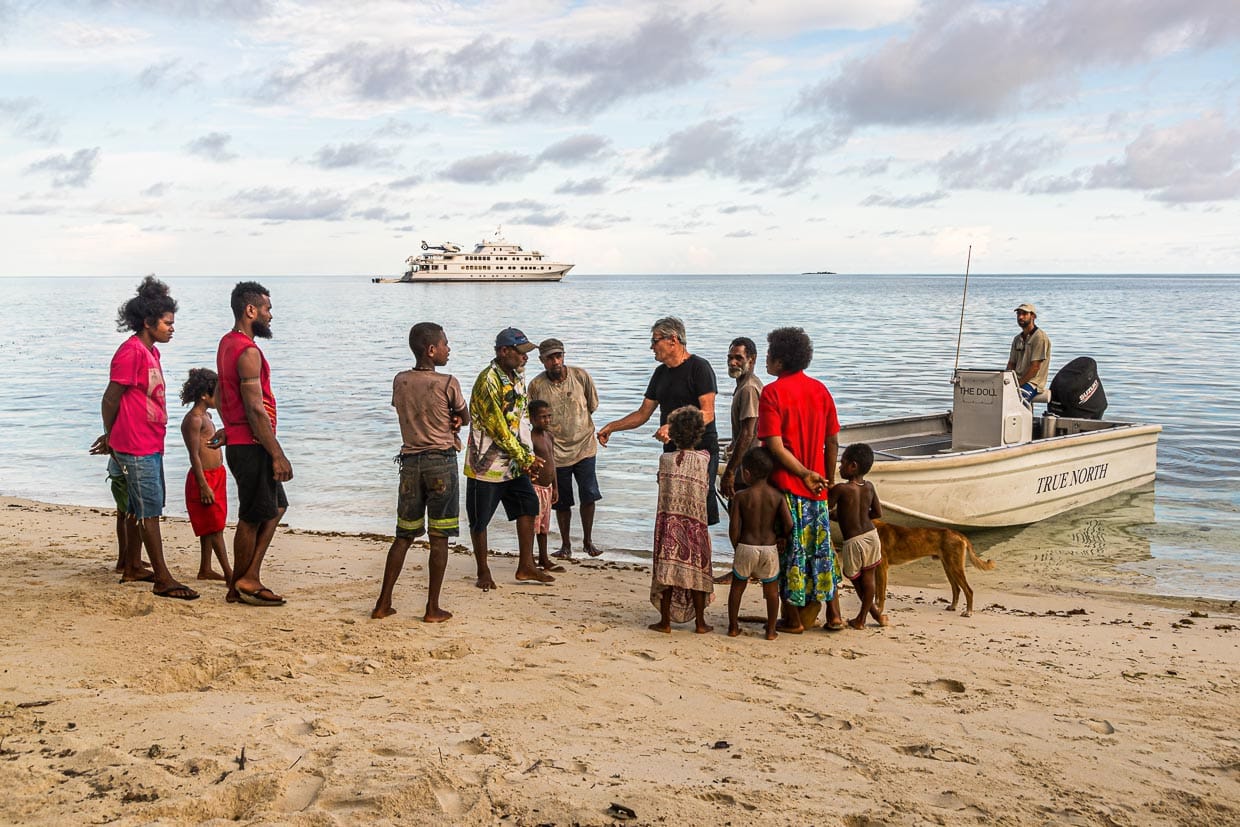 Simon Tewson bei der Kontaktaufnahme mit den Bewohnern der Insel Panasia / © Foto: Georg Berg