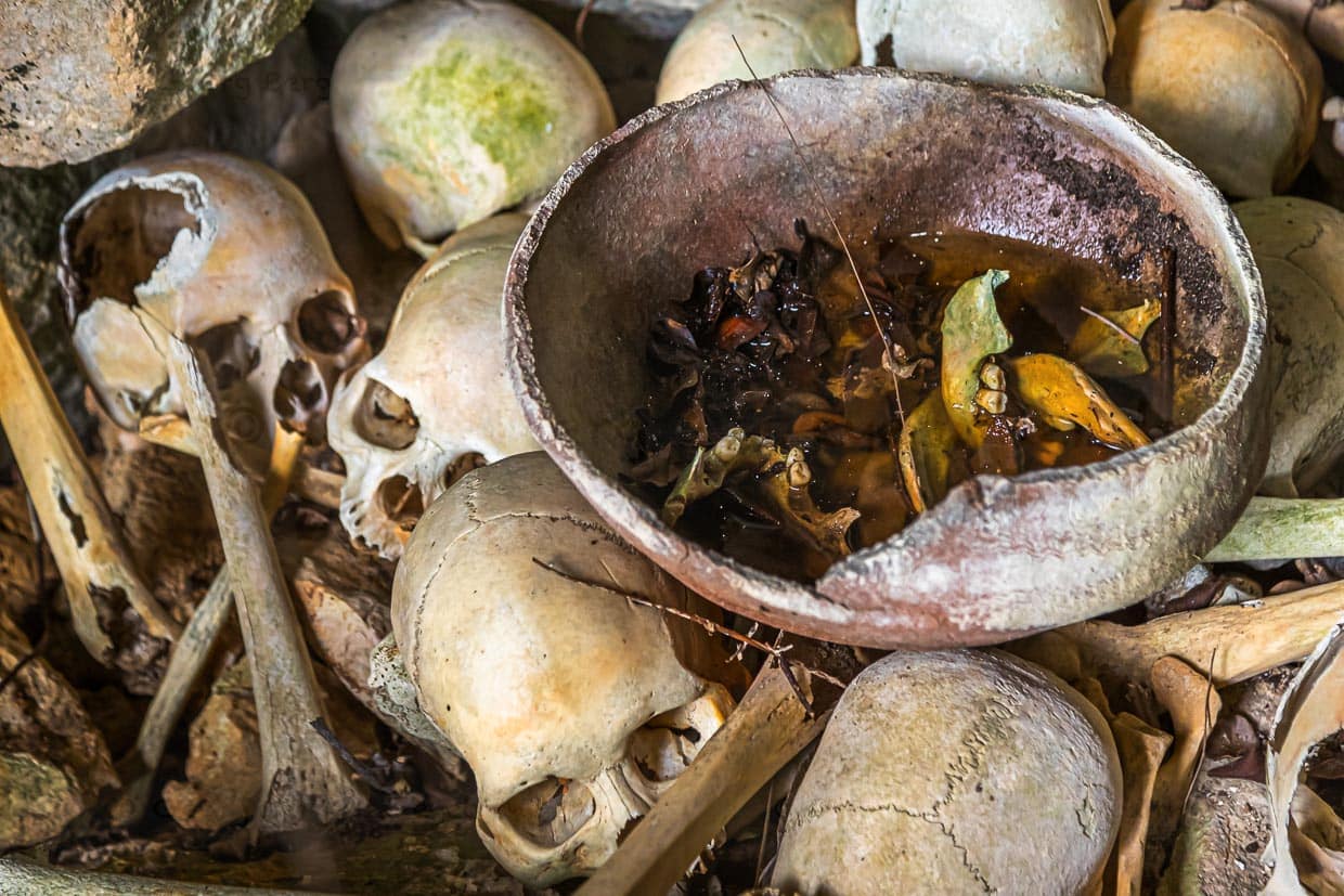 In einer Höhle von Kannibalen zurückgelassene Schädel auf der zu Papua Neuguinea gehörenden Insel Pana Vara Vara / © Foto: Georg Berg