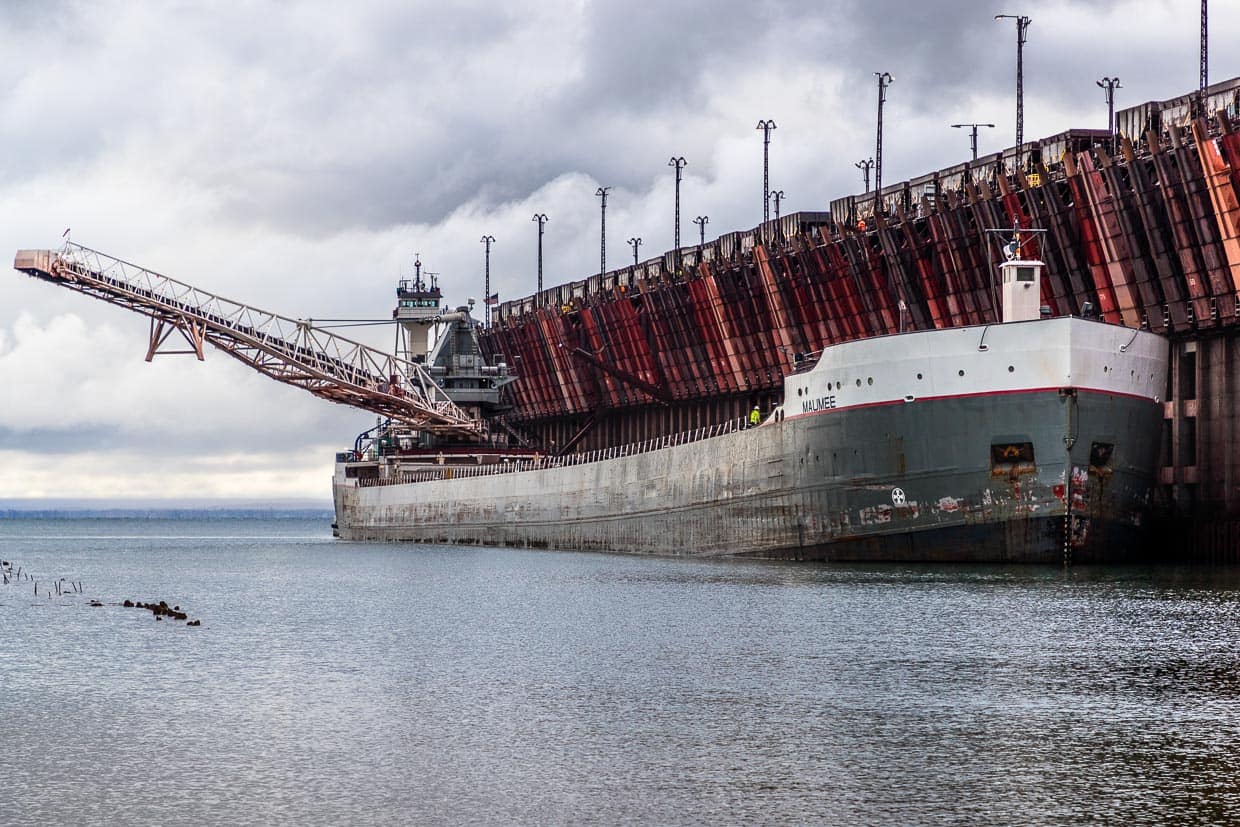 Eisenerz aus dem Tilden Tagebau wird mit Zügen zum Marquette Tiefseehafen gebracht und im Taschendock direkt auf Schiffe gekippt / © Foto: Georg Berg