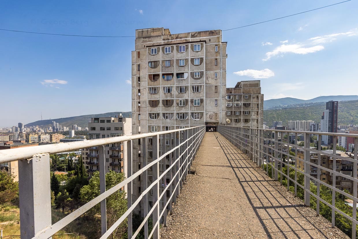 Der obere Zugang vom Stadtteil Nutsubidze aus zu den Tbilisi Skybridges. Unter der letzten Brücke befinden sich die Überreste eines terrassenförmig angelegten Gemüsegartens  / © Foto: Georg Berg
