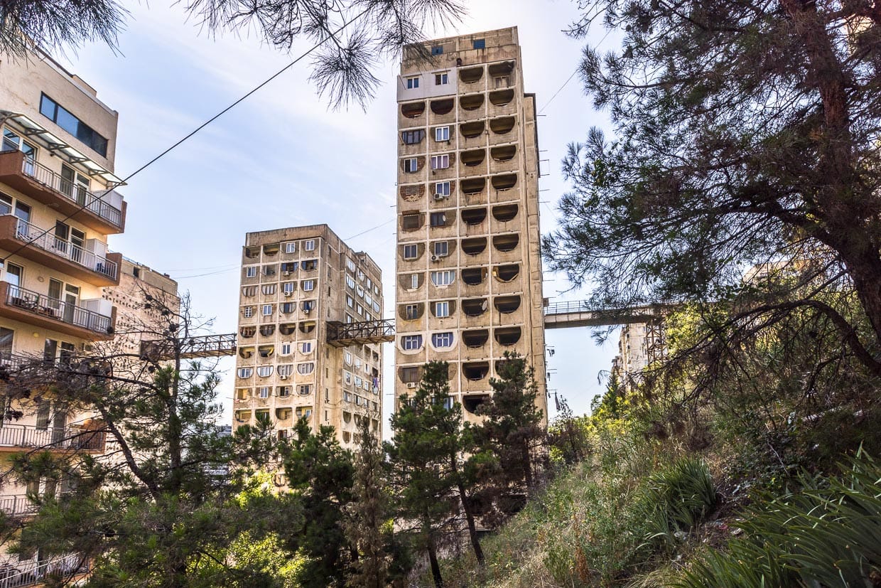 Die Stadtteile Saburtalo und Nutsubidze von Tbilisi liegen am Hang und sind durch den Gebäudekomplex der Skybridges bestens miteinander verbunden / © Foto: Georg Berg
