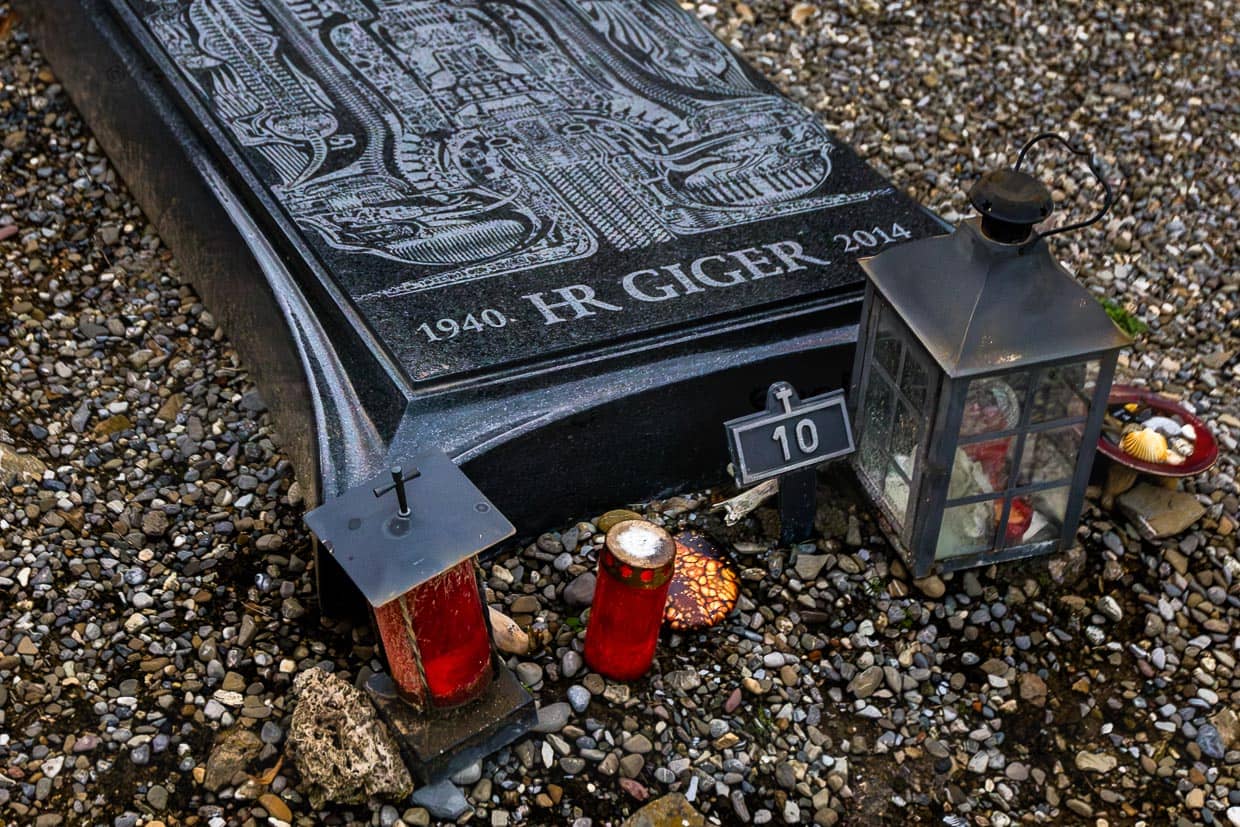 Grabplatte HR Giger, 1940 bis 2014 auf dem Friedhof von Gruyères. Der schwarze Granitstein trägt ein Motiv aus der Serie Biomechanoid, Biomechanical Matrix / © Foto: Georg Berg