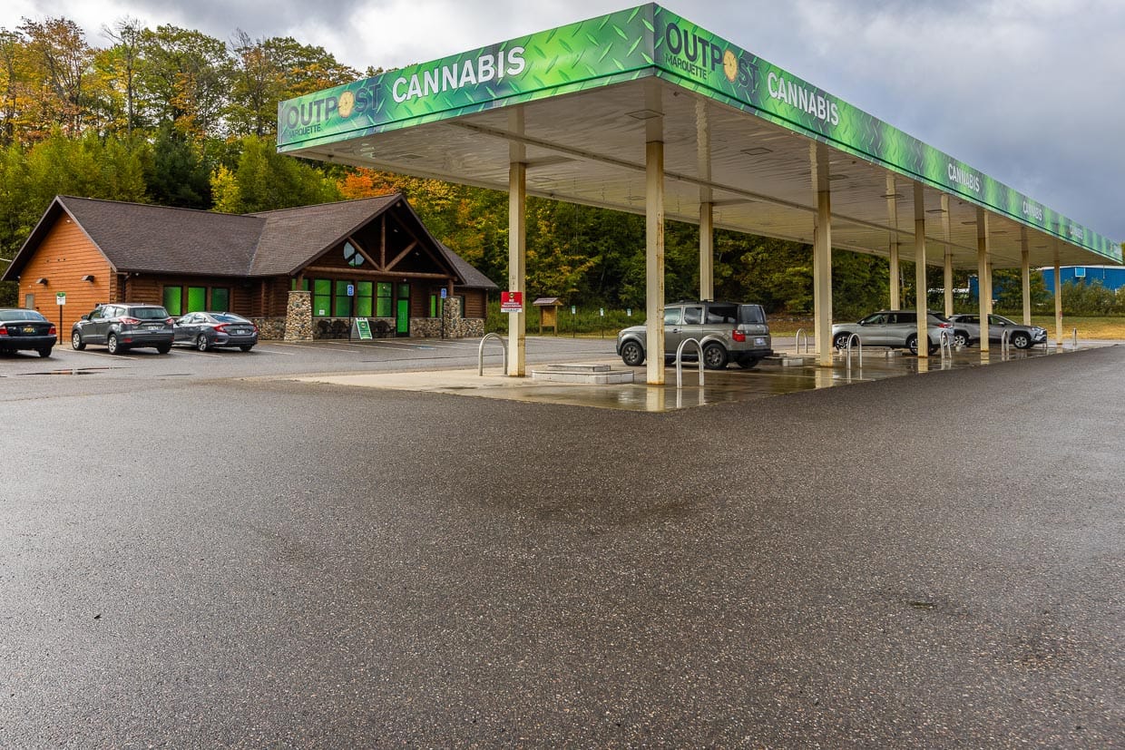 Nur in manchen amerikanischen Bundesstaaten ist Canabis legal. Die offiziellen Verkaufsstellen im Bundesstaat Michigan sind nicht zu übersehen / © Foto: Georg Berg