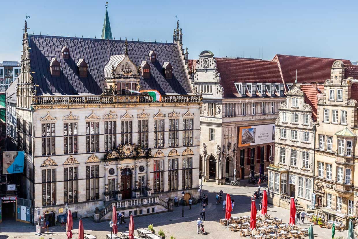 Das Bremer Gildehaus, Sitz der Kaufleute, genannt Schütting. 1673 eröffnete im Schütting am Marktplatz das erste Kaffeehaus Deutschlands / © Foto: Georg Berg