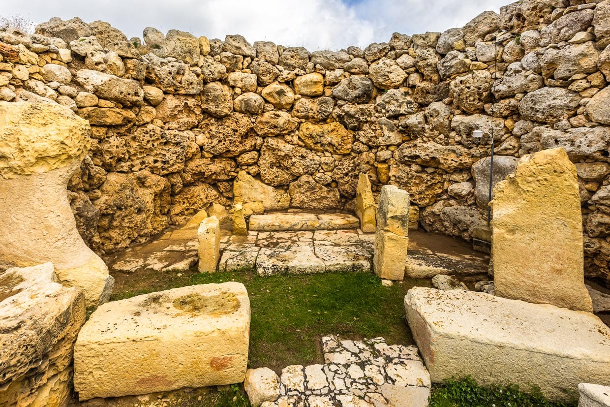 In einer Apsis des südlichen Ġgantija-Tempels sind noch Altar-Reste zu erkennen. Der Tempel gehört zum UNESCO Welterbe Megalithische Tempel von Malta und ist eines der ältesten noch halbwegs erhaltenen freistehenden Gebäuden der Welt / © Foto: Georg Berg