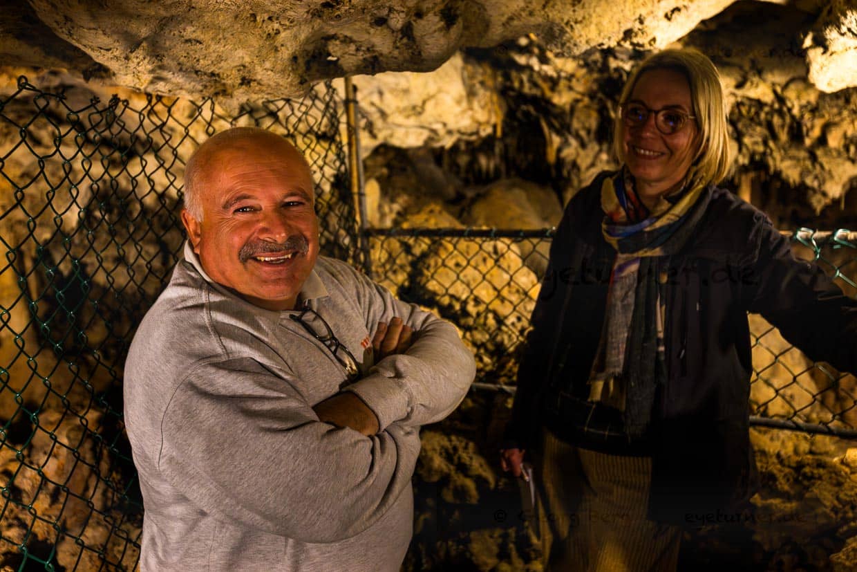 Joseph Bajada führt Besucher durch die Tropfsteinhöhle Ninu's Cave. Er wechselt sich dabei jährlich mit seinem Nachbarn ab, denn die Höhle befindet sich unter beiden Häusern / © Foto: Georg Berg