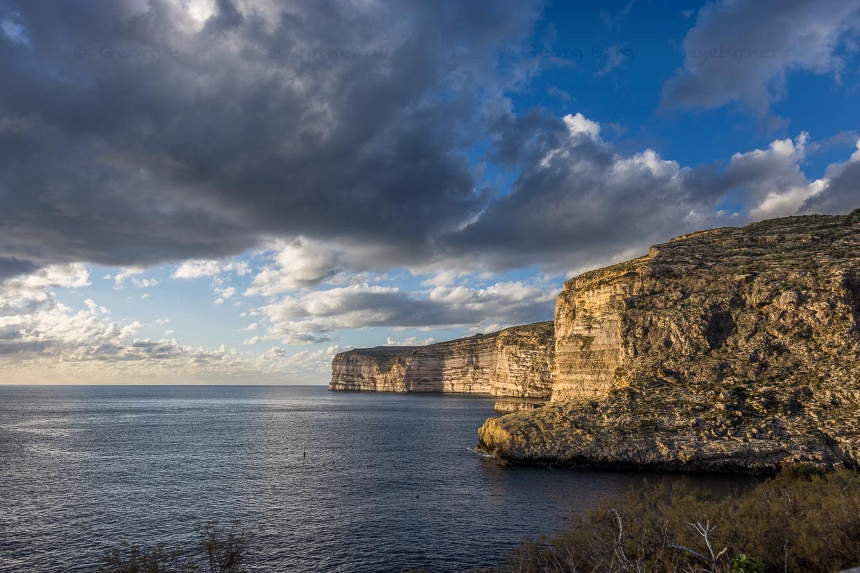 Die Insel Gozo besteht hauptsächlich aus Kalksteinen wie dem Globigerinenkalk, der ein beliebter Baustein auf Malta ist und sich leicht bearbeiten lässt / © Foto: Georg Berg