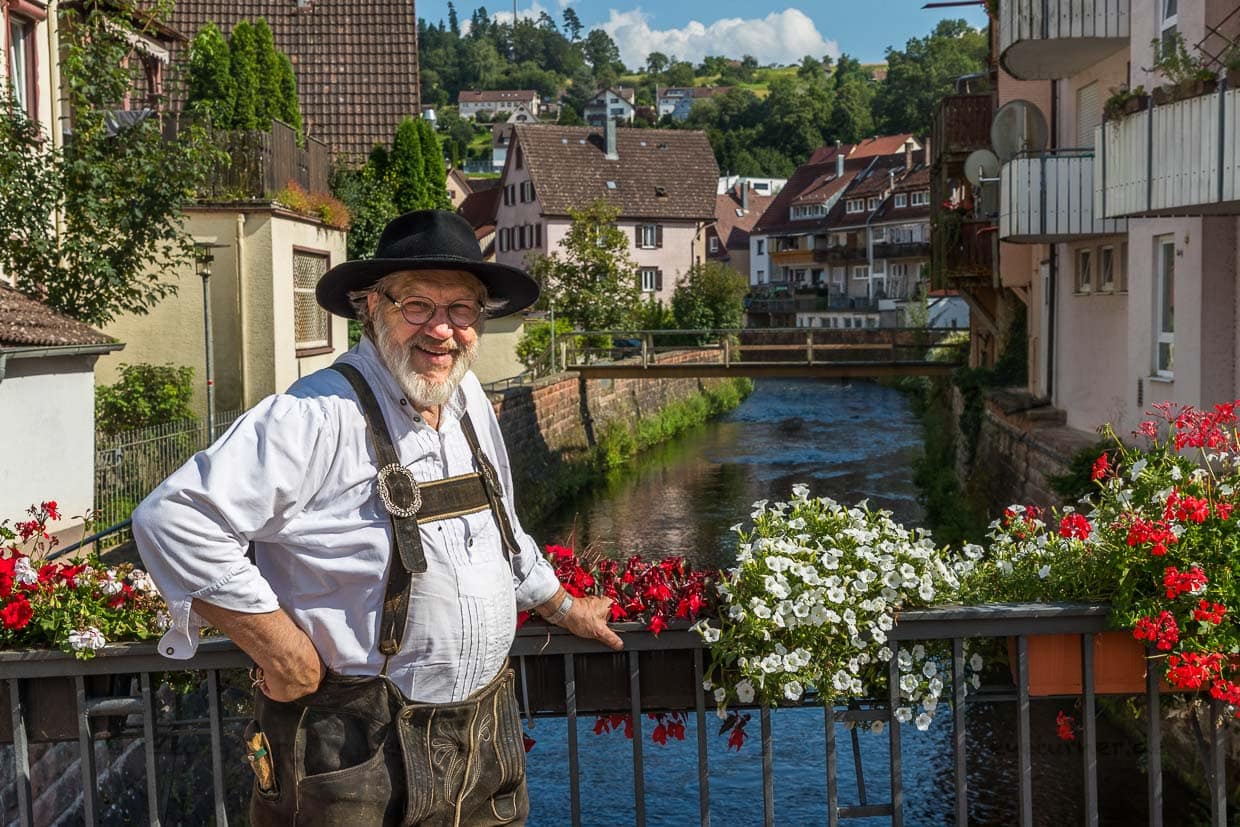Martin Spreng in Altensteig auf einer Brücke über den Fluss Nagold. / © Foto: Georg Berg