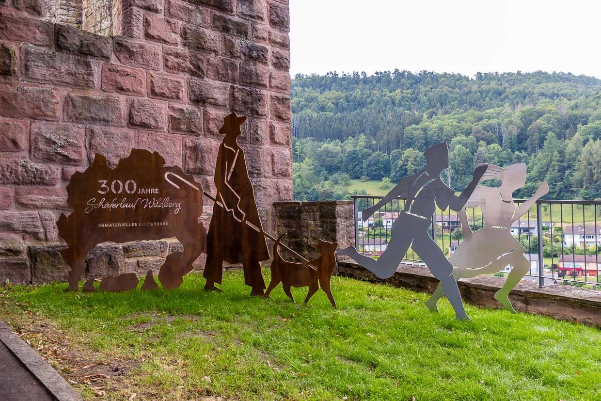 Skulptur vor der Schlossanlage von Wildberg anlässlich des Jubiläums „300 Jahre Schäferlauf“ am 19.7.2024 / © Foto: Georg Berg