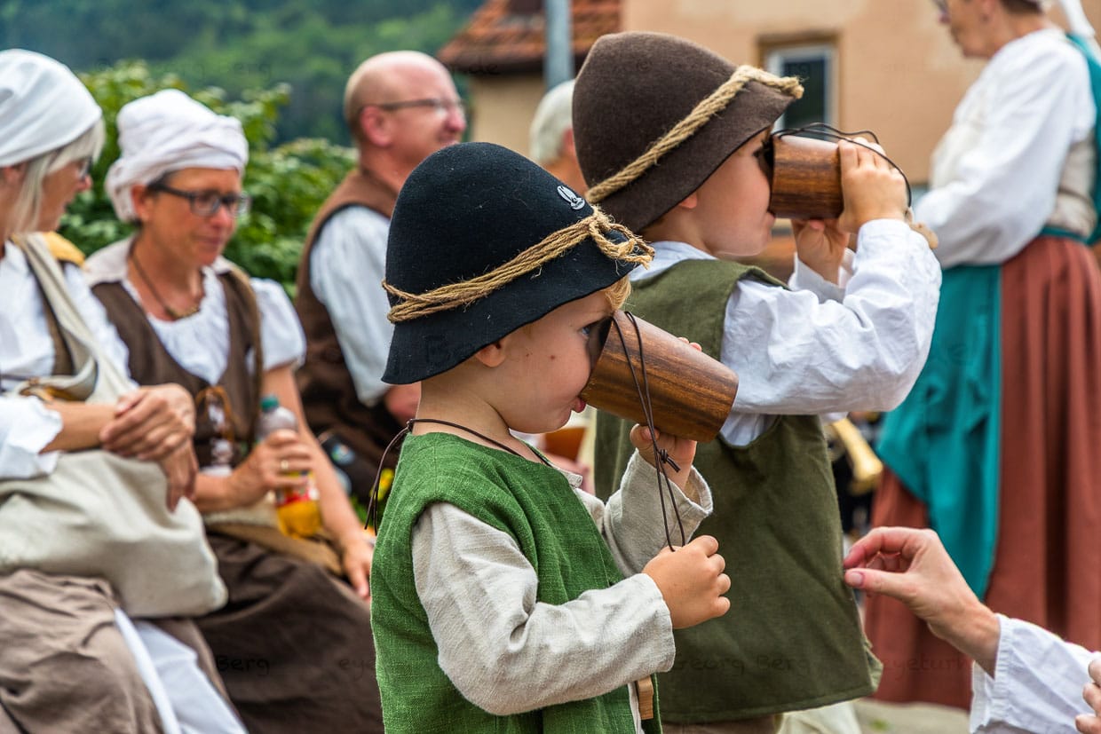 Zwei kleine Jungen aus einer Trachtengruppe trinken aus Holzbechern, 300 Jahre Schäferlauf Wildberg, Schwarzwald / © Foto: Georg Berg