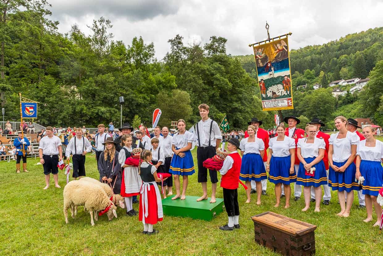 Siegerehrung Schäferlauf 2024 in Wildberg. Der Preis ist neben der Schäferkrone auch jeweils ein Schaf für Königin und König / © Foto: Georg Berg