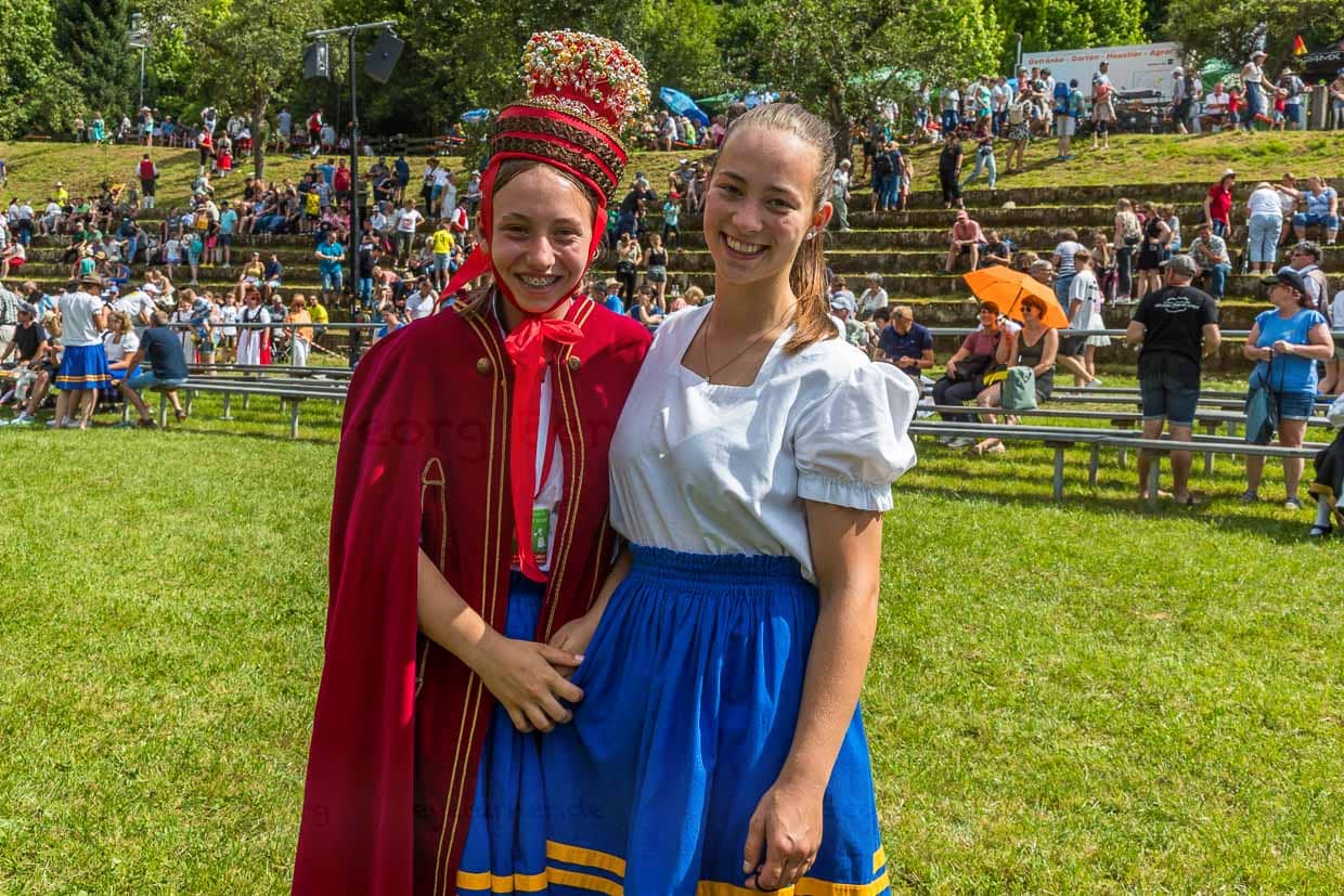 Schäferkönigin 2024 Jana Deufel mit ihrer älteren Schwester Nele, die bereits ausgebildete Schafschärerin ist und Deutschland auf internationalen Wettbewerben vertritt / © Foto: Georg Berg