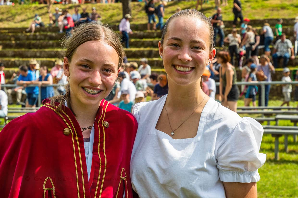 Schäferkönigin 2024 Jana Deufel mit ihrer älteren Schwester Nele, die bereits ausgebildete Schafschärerin ist und Deutschland auf internationalen Wettbewerben vertritt / © Foto: Georg Berg