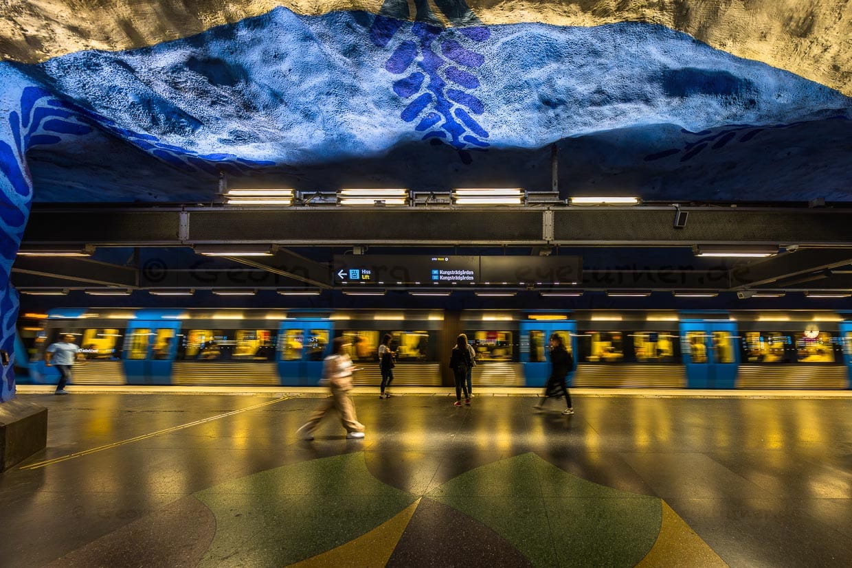 U-Bahn Kunst in Stockholm, T-Centralen Metrostation am Hauptbahnhof Stockholm und Knotenpunkt des Metronetzes wurde vom Künstler Per Olof Ultvedt in blauen Barben und mit einfachen Motiven wie stilisierten Blumen und Blätterranken gestaltet. Formen und Farbe sollen sich beruhigend auf die Fahrgäste auswirken / © Foto: Georg Berg