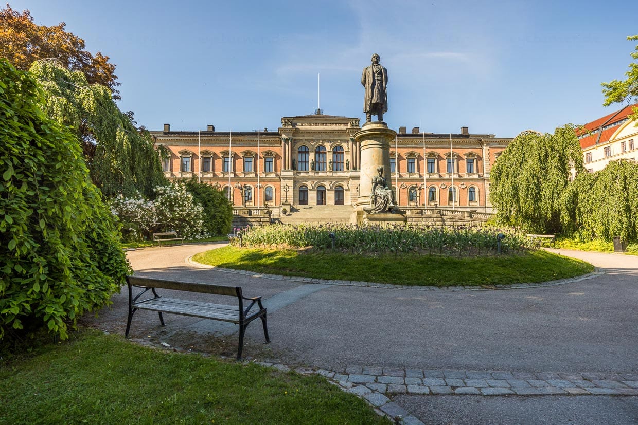 Vor dem Hauptgebäude der Universität Uppsala steht das Denkmal des Dichters und Historikers Erik Gustaf Geijer (1783-1847), das 1888 von John Börjesson geschaffen wurde / © Foto: Georg Berg