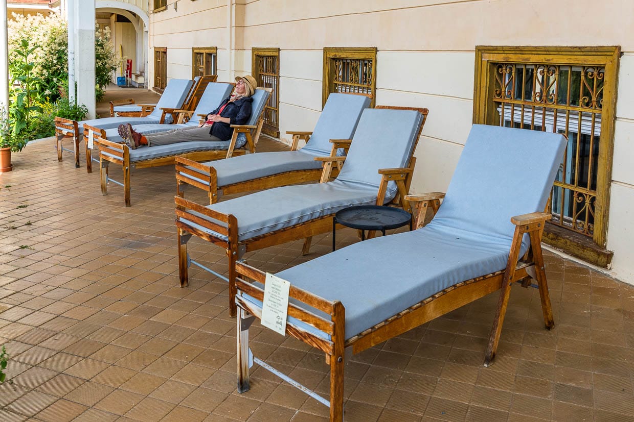 Die Liegekur, wie auf diesen Original Holzliegen war das zentrale Element der Tuberkulosebehandlung in Schweizer Sanatorien wie der Schatzalp in Davos zwischen etwa 1870 und 1950. Sie beruhte auf der Annahme, dass stundenlanges, ruhiges Liegen an der frischen, kühlen und reinen Bergluft die Selbstheilungskräfte des Körpers stärkt und den Krankheitsverlauf günstig beeinflusst / © Foto: Georg Berg