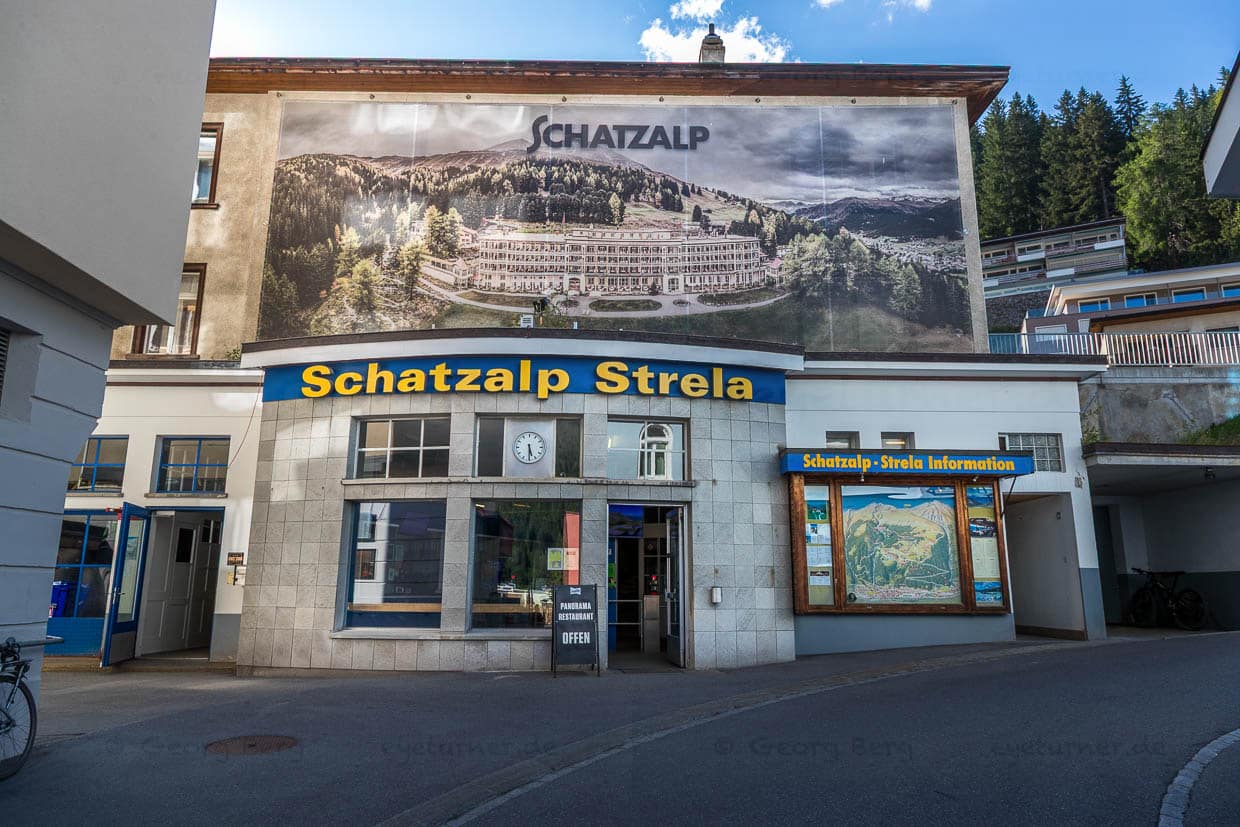 Eingang zur Schatzalp-Strela-Bahn. Sie entstand Ende des 19. Jahrhunderts als Standseilbahn zum Sanatorium Schatzalp und entwickelte sich im 20. Jahrhundert durch den Bau des Strela-Skilifts zu einem Zubringer für das Skigebiet Schatzalp/Strela. Sie steht für die Pionierzeit des Wintertourismus in Davos / © Foto: Georg Berg