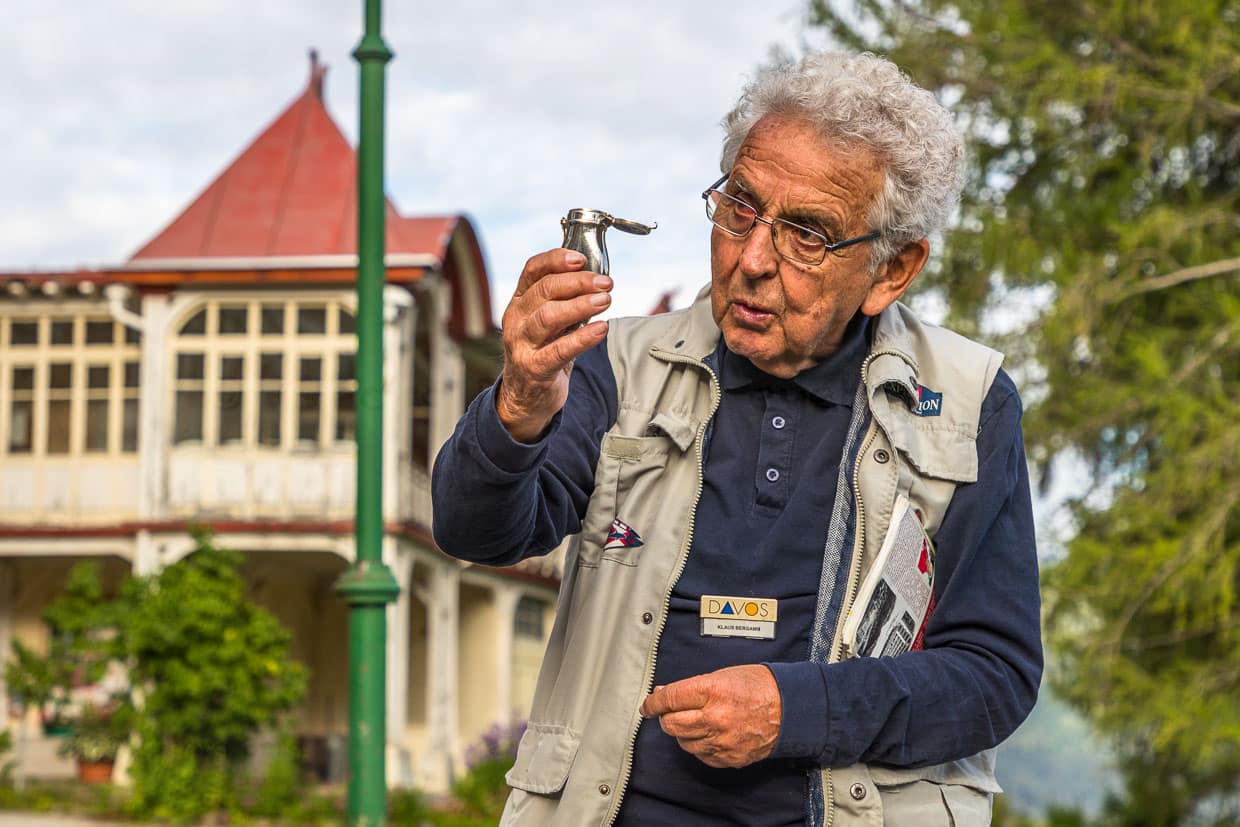 Gästeführer Klaus Bergamin erklärt die Benutzung eines Taschenspuknapfs, den Tuberkulosekranke stets bei sich trugen / © Foto: Georg Berg