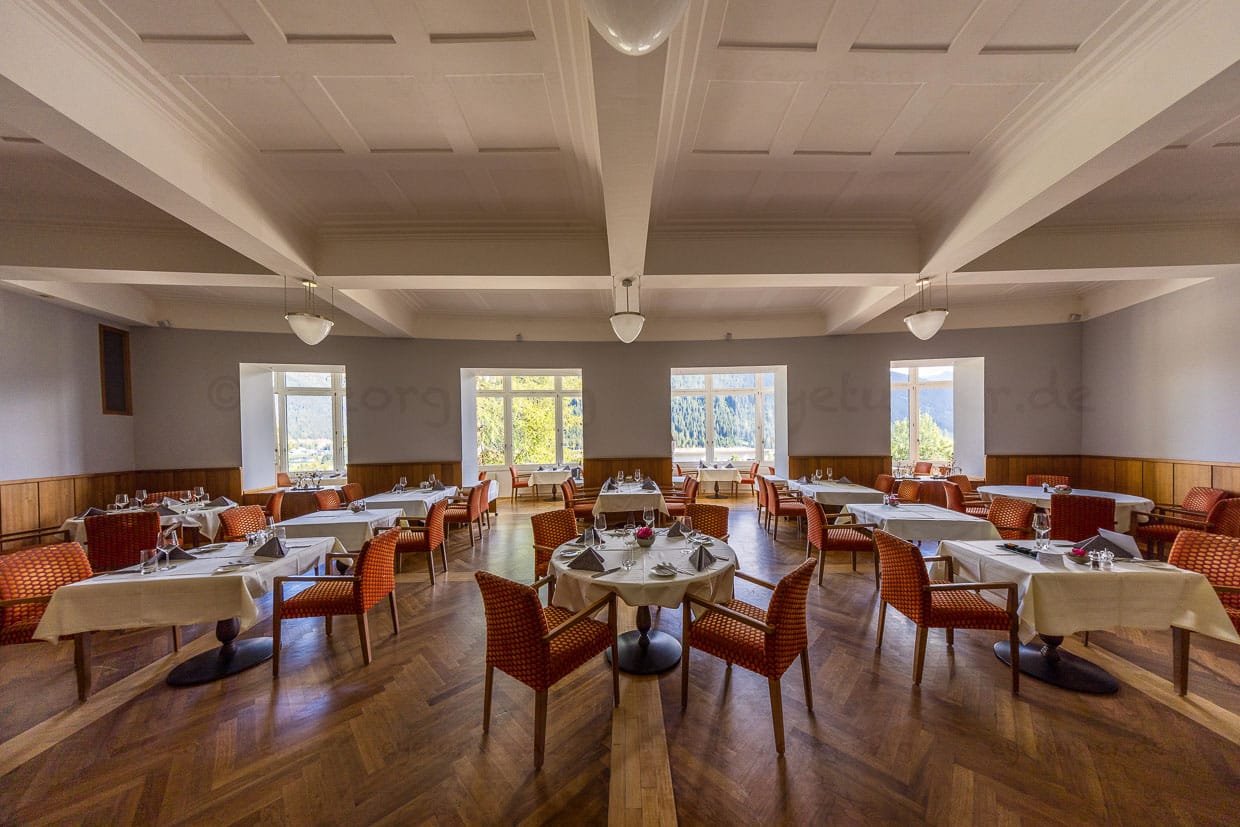 Speisesaal Waldsanatorium Davos und heute Restaurant im Waldhotel Davos. Hier speiste auch Thomas Mann mit seiner Frau Katia. Seine Eindrücke über den Ort finden sich im ersten Kapital „Ankunft“ im Roman Zauberberg / © Foto: Georg Berg