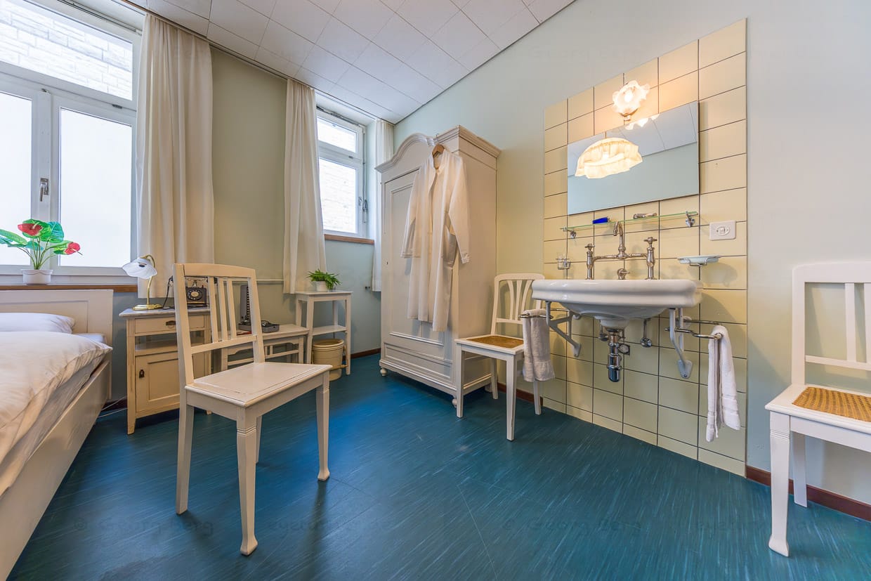 Das Waldhotel Davos verfügt noch über ein original eingerichtetes Krankenzimmer aus der Zeit als Sanatorium / © Foto: Georg Berg