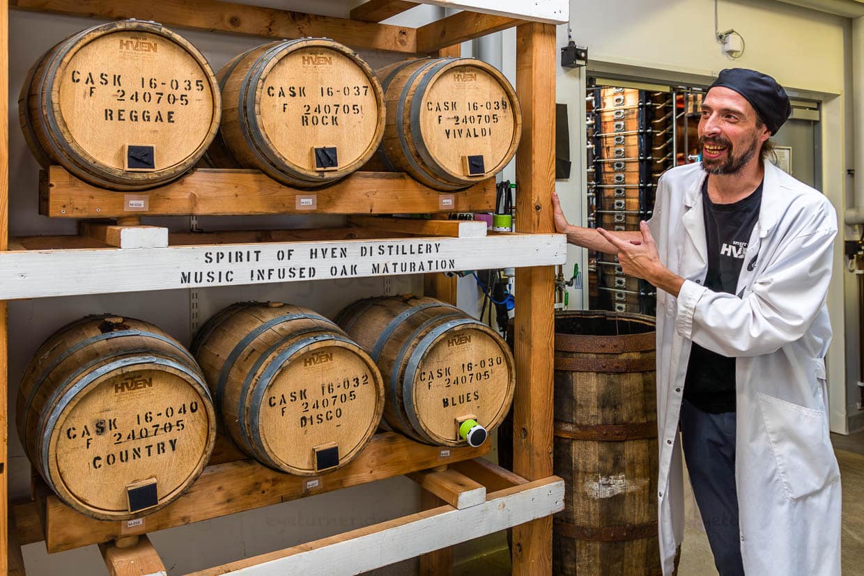 Johannes Nilsson von Spirit von Hven, der Whisky Destillerie auf der Insel Ven vor dem Langzeit-Experiment der Music Infused Oak Maturation: Sieben Jahre lang bekam derselbe Whisky in mehreren Fässern unterschiedliche Musikrichtungen vorgespielt. Rock, Reggae oder Klassik scheinen Einfluss auf den Geschmack zu haben / © Foto: Georg Berg