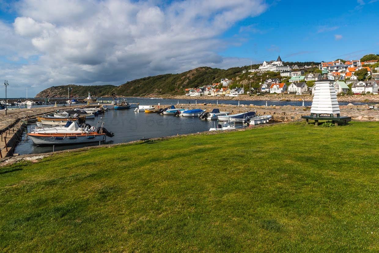 Hafen von Mölle, einem der ersten Badeorte Schwedens. Ursprünglich ein kleines Fischerdorf. Besonders bekannt wurde Mölle, weil es der erste Ort in Schweden war, an dem Männer und Frauen gemeinsam baden durften. Rund um den Hafen von Mölle finden sich mehrere gut erhaltene Villen wie das Grand Hotel Mölle / © Foto: Georg Berg
