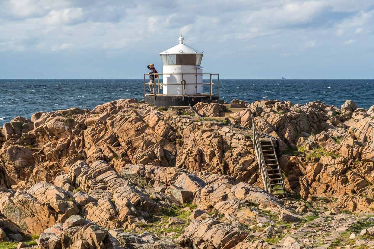 Kleiner weißer Leuchtturm unterhalb vom Kullen-Leuchtturm. Die Halbinsel erstreckt sich zwischen dem Dorf Arild und dem Leuchtturm Kullen und ragt in das Kattegat hinein / © Foto: Georg Berg