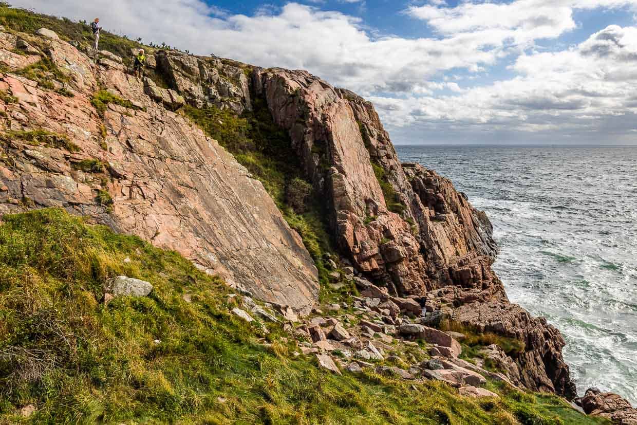 Steilküste an der Halbinsel Kullen. Der Küstenwanderweg zwischen Mölle und dem Leuchtturm Kullen ist eine felsige Region mit steilen Klippen und einer Höhe von bis zu 188 Metern / © Foto: Georg Berg