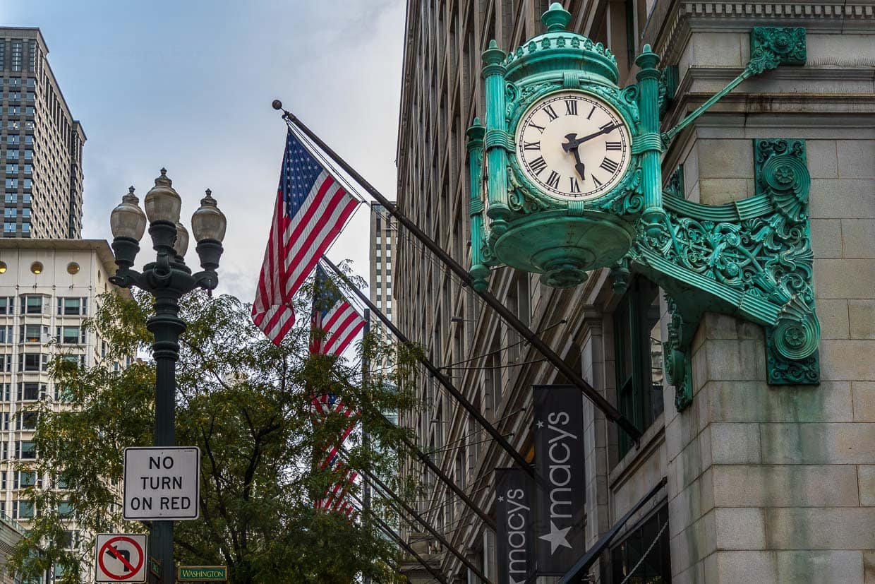 Ikonische Uhr am Marshall Field Building (heute Sitz von Macy's) auf der State Street im Loop-Viertel von Chicago, Illinois, USA. Seit 1897 ist die Uhr an einem der ersten Kaufhäuser Chicagos Treffpunkt für Generationen: "Let’s meet under the Marshall Field clock“ / © Foto: Georg Berg