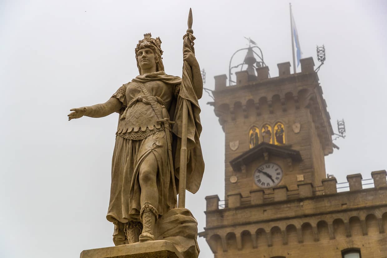 Statue der Heiligen Agatha von dem Palazzo Publico in San Marino. Sie ist Schutzpatronin der Republik. Der Überlieferung nach soll Agatha im 6. Jahrhundert durch starken Schneefall eine feindliche Armee in die Irre geführt haben, wodurch ein Angriff auf San Marino vereitelt wurde / © Foto: Georg Berg