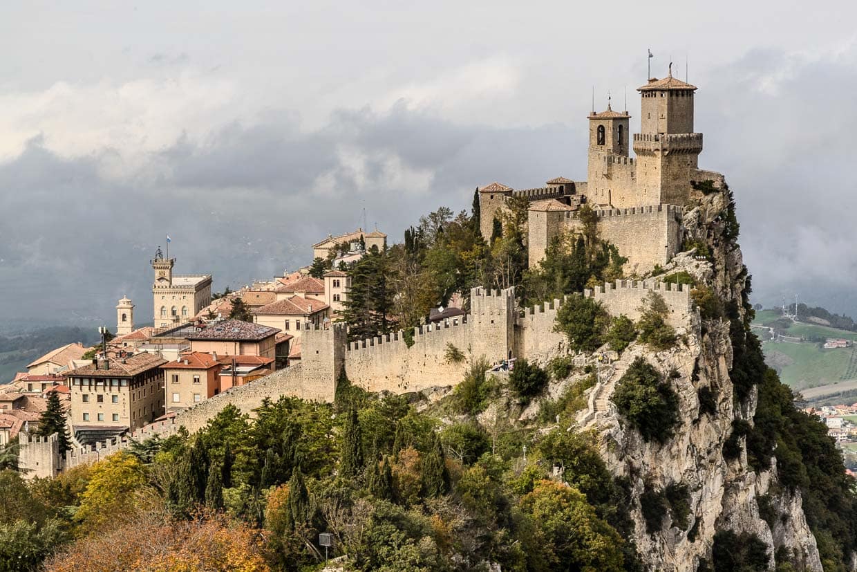 Die drei Türme von San Marino nennt man auch die drei Federn, veranschaulicht durch die Form der Wetterfahnen / © Foto: Georg Berg