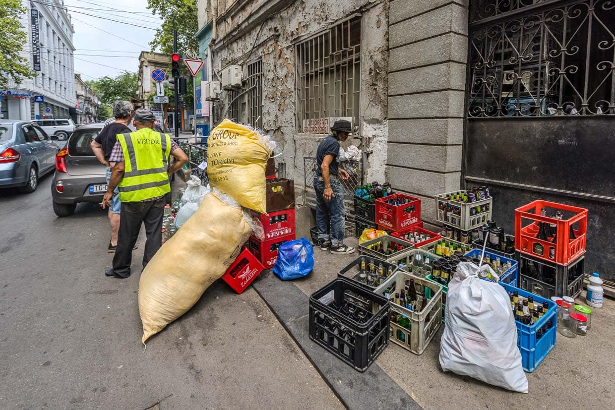 Rund um den Dezerter Markt in Tiblisi wird auch mit gebrauchten Verpackungen gehandelt, hier Glasflaschen. Der größte Markt in Tiflis hat seinen Namen in den 1920er Jahren erhalten, als desertierte Soladaten aus dem Russland-Georgien-Krieg hier ihre Ausrüstung und Waffen verkauften / © Foto: Georg Berg