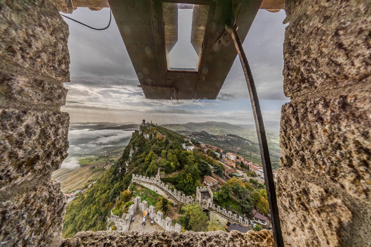 Blick aus einer Lucke im ersten Turm La Guaita auf den zweiten Turm La Cesta, San Marino / © Foto: Georg Berg