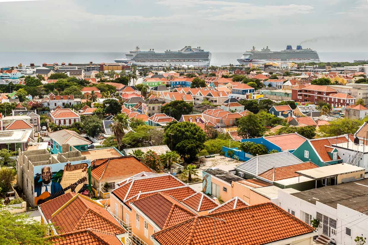 Zwei Kreuzfahrtschiffe haben in der Hauptstadt von Curaçao angelegt / © Foto: Georg Berg