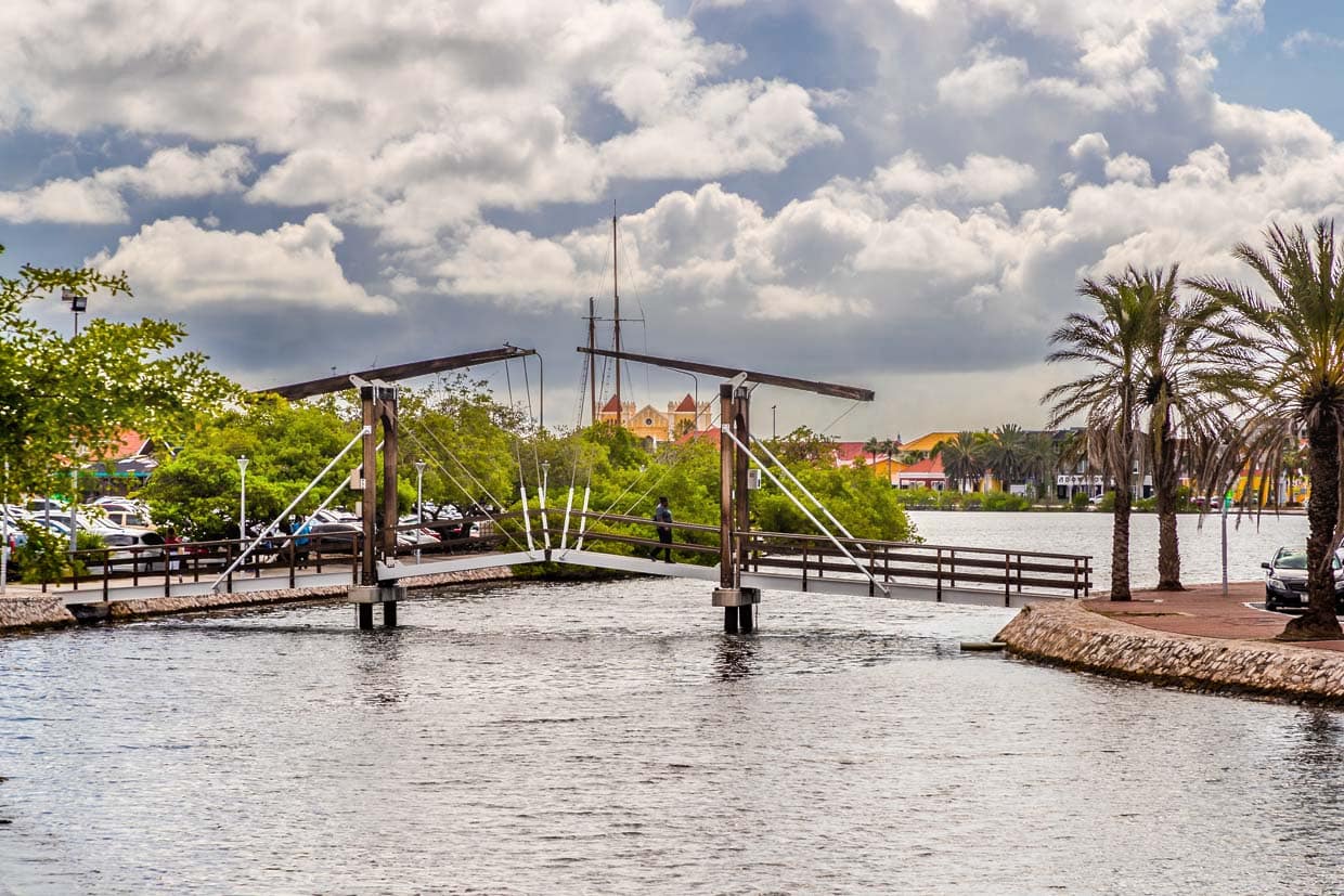 Die nach Kronprinzessin Catharina-Amalia der Niederlande benannte Prinses Amalia-Brücke ergänzt die historischen Brücken von Willemstad durch ihre moderne Funktionalität und ästhetische Gestaltung. Sie verbindet die Stadtteile Scharloo und Punda über den Waaigat, einen kleinen Hafen in Willemstad. Die Zugbrücke wurde 2016 in Winterswijk, Niederlande, gefertigt und auf Curaçao vor Ort montiert / © Foto: Georg Berg