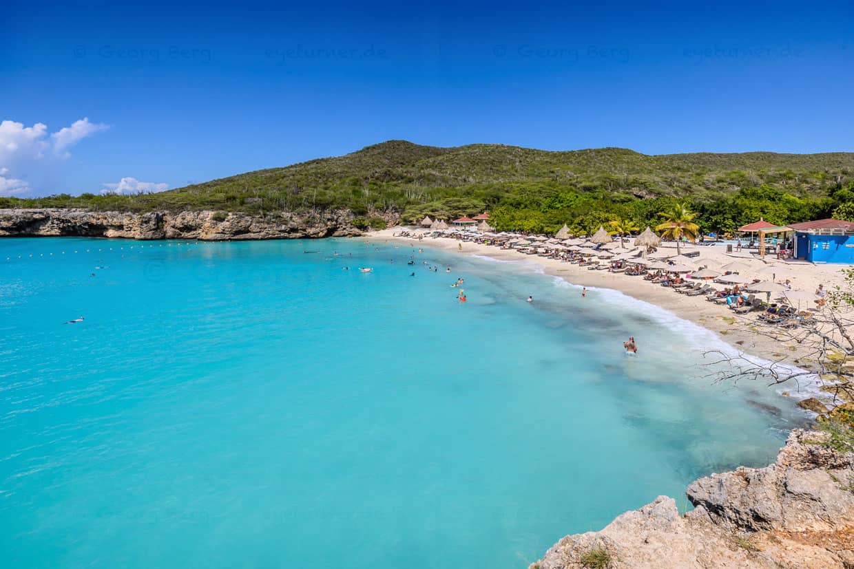 Blau ist die Farbe Curaçaos so wie hier am Strand und der Lagune von Grote Knip / © Foto: Georg Berg