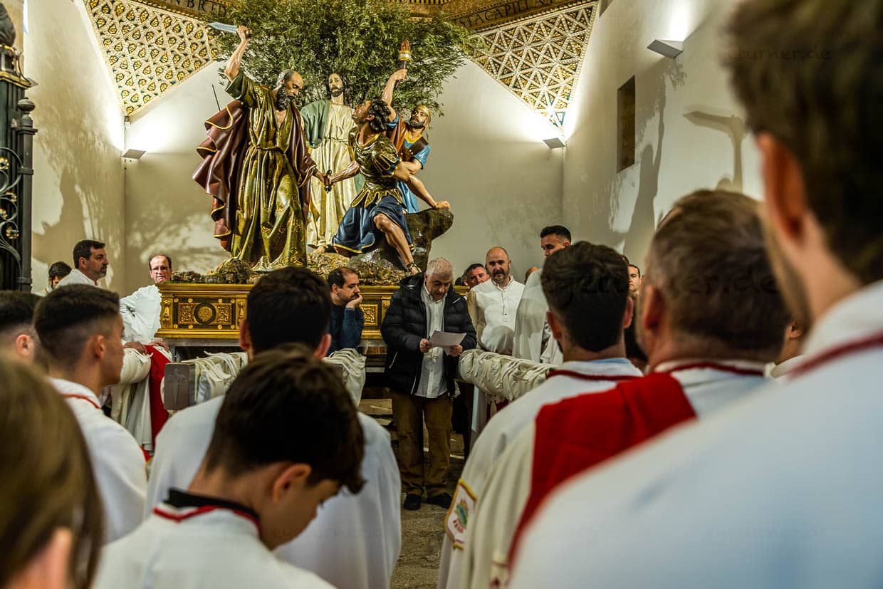 Anwesenheitsappell der Hermanidad de San Pedro Apóstol vor der Procesión de Silencio in der Iglesia San Pedro. Im Hintergrund der Paso, der Petrus nach der Gefangennahme Christi darstellt, wie der dem Diener Malchus ein Ohr abschlägt / © Foto: Georg Berg