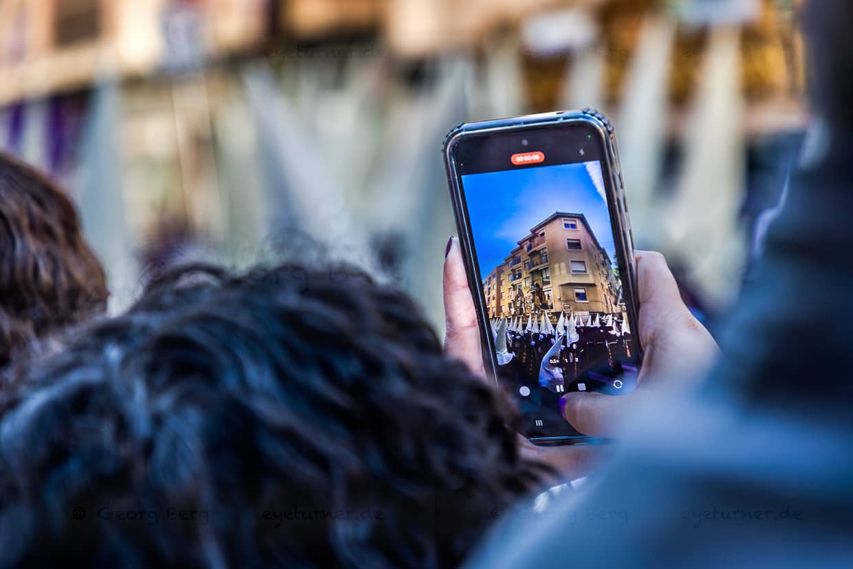 Videoaufnahme einer Prozession mit einem Smartphone / © Foto: Georg Berg