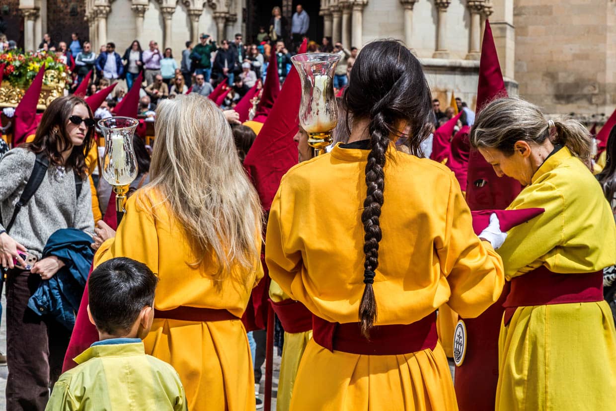 Karfreitagsprozession En el Calvario in Cuenca. Bei einer Verschnaufpause auf dem Plaza Mayor sind die Menschen, die sonst unter den Capirotes verdeckt sind, als Individuen zu erkennen / © Foto: Georg Berg