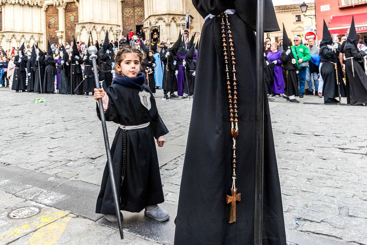 An der Karfreitagsprozession En el Calvario in Cuenca nehmen schon die Kleinsten teil / © Foto: Georg Berg