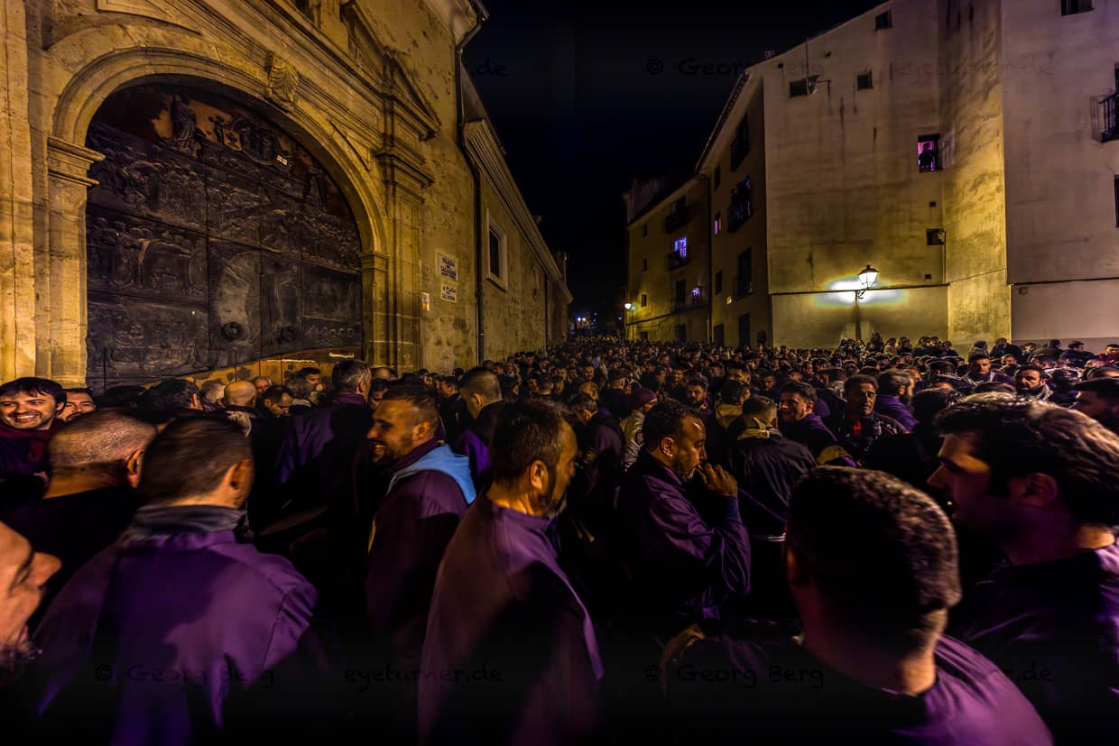 Die Turbas de Cuenca haben die Karfreitag-Nacht durchgemacht und veranstalten vor der Iglesia Parroquial de El Salvador einen Lärm, der schon Stunden vor der Prozession in ganz Cuenca zu hören ist / © Foto: Georg Berg