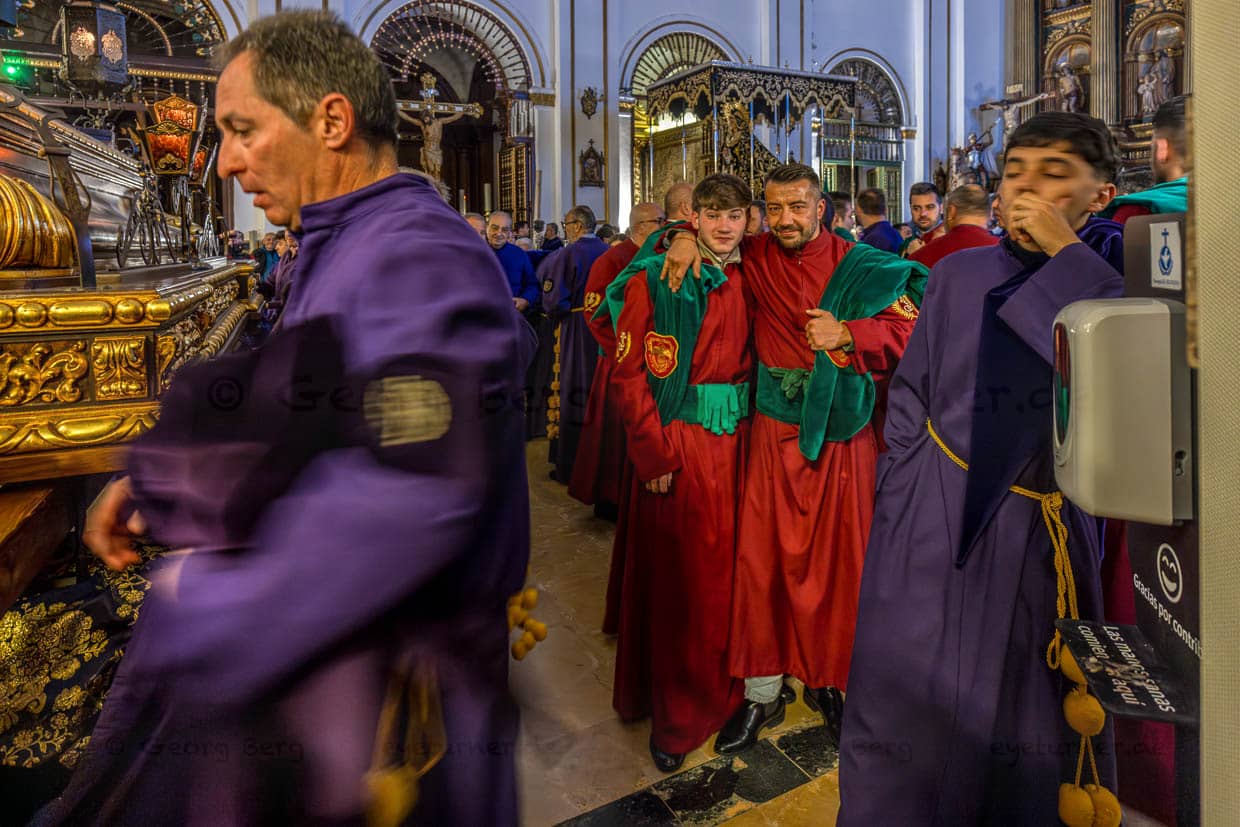 In der Pfarrkirche El Salvador bereiten sich die Mitglieder der verschiedenen Bruderschaften auf die lange Prozession vor, die um 5:30 Uhr mit einer Art Spießrutenlauf beginnt / © Foto: Georg Berg